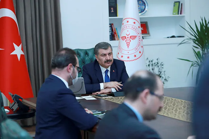 saglik-bakani-fahrettin-koca-corona-virus-hastalarini-tedavi-eden-hekimlerle-gorustu-1585721774940.jpg
