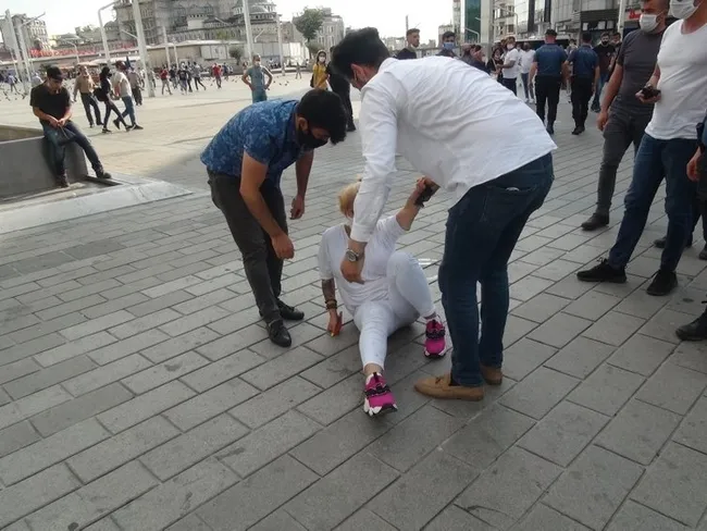 Taksim’de iki erkek bir kadını tekme tokat darp etti - 3
