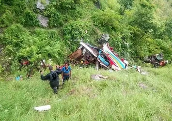 Nepal'de otobüs uçuruma yuvarlandı: 31 ölü