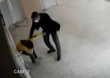 Küçük çocuğu okul koridorlarında dövmüştü! Dayakçı öğretmenden şoke eden hamle