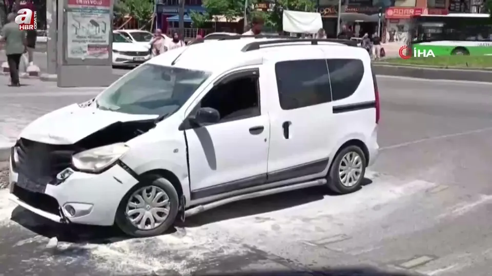 Seyir halindeki araç kaza yaptı alev aldı