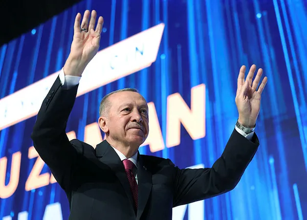 Başkan Erdoğan’dan milyonlar için peş peşe müjdeler! Evlenecek gençler dikkat: Faizsiz 2 yıl geri ödemesiz kredi! Kadınlara erken emeklilik düzenlemesi