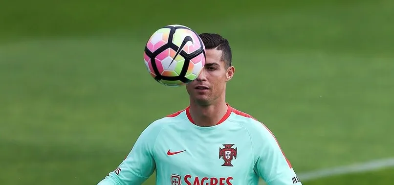 Cristiano Ronaldo, Robbie Keane'i yakaladı