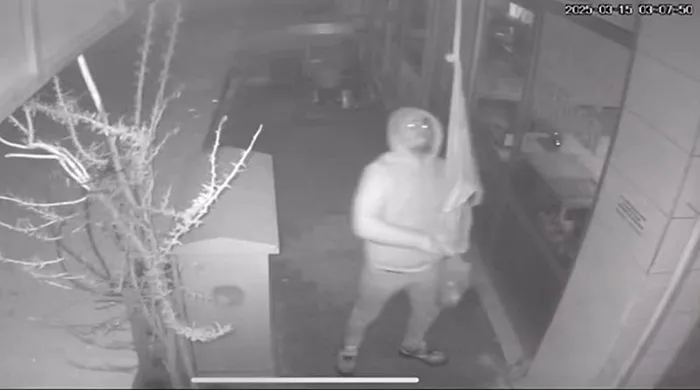 izmirdeki-lokantanin-onunde-skandal-turk-bayragini-kopardi-1742324119928.jpeg (FOTO: DHA )