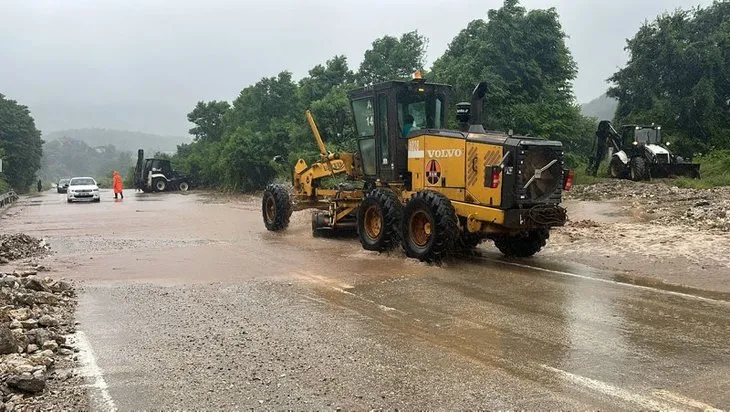 Sağanak yağış Düzce'de hayatı felç etti! Batı Karadeniz'de sel ve heyelan tehlikesi