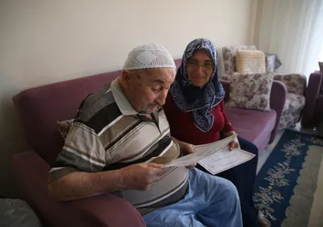 Okuma aşkı engel tanımadı! 90 yaşında okuma yazma öğrendi...