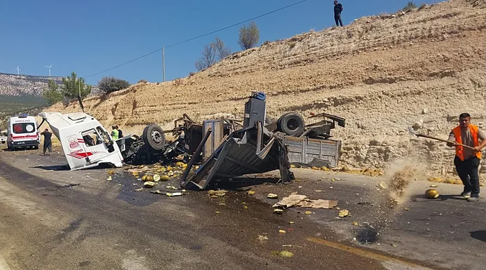 mersinde-yolcu-otobusu-ile-kamyon-carpisti-feci-kazada-olu-ve-yaralilar-var-1757770453476.jpeg Mersin'deki kazadan görüntü