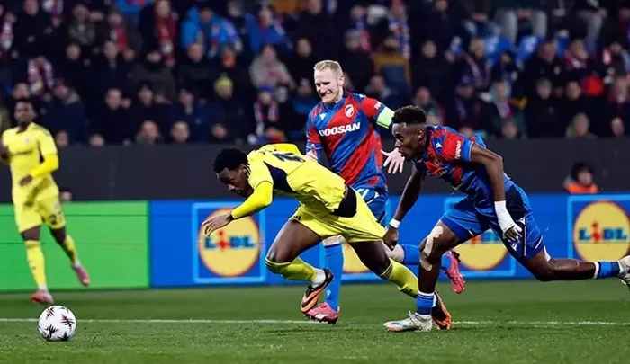 fenerbahceden-hakem-yonetimine-tepki-uefaya-basvuru-yapildi-1762788418159.jpeg Fenerbahçe’den hakem yönetimine tepki: UEFA’ya başvuru yapıldı