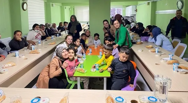 Başkan Erdoğan İzmir Aliağa’daki yetim çocukları sevindirdi! Oyuncalar yüzlerini güldürdü