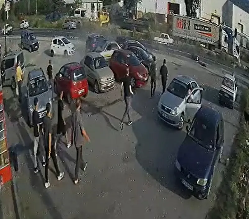 Zonguldak'ın Ereğli ilçesinde otomobil önce motosiklete, ardından park halindeki 5 araca çarptı: 3 yaralı! Kaza anı kamerada - 2