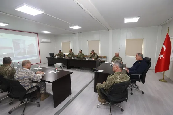 bakan-hulusi-akar-ve-komuta-kademesi-sinirin-sifir-noktasinda-1679904261851.jpeg Bakan Hulusi Akar ve komuta kademesi sınırın sıfır noktasında - 4