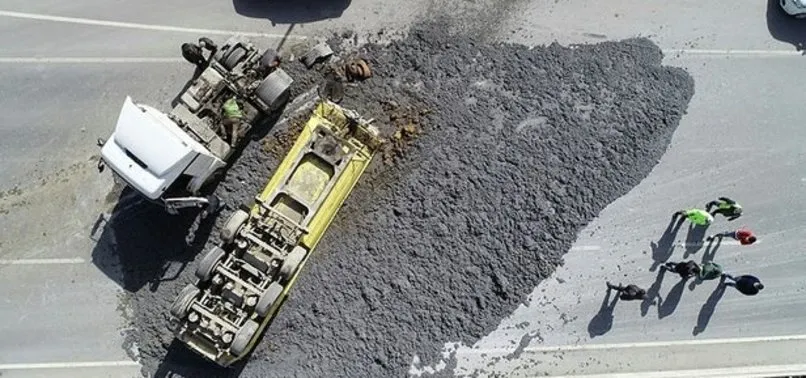 İstanbul’da hafriyat kamyonu dorsesi ters döndü! Tonlarca hafriyat yola saçıldı