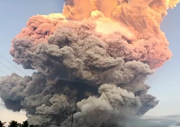 O ülkede yanardağ patladı! Uluslararası uçak seferleri iptal edildi