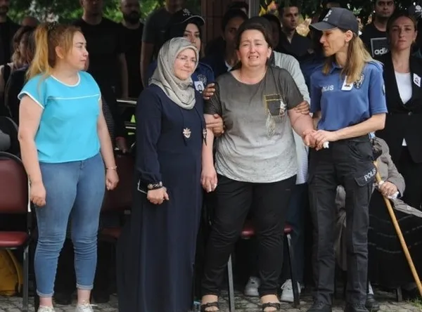 lunaparktaki-faciada-hayatini-kaybetmisti-polis-sinem-gulsen-dilekce-son-yolculuguna-ugurlandi-olayla-ilgili-3-1660135828629.jpg Lunaparktaki faciada hayatını kaybetmişti! Polis Sinem Gülşen Dilekçe son yolculuğuna uğurlandı | Olayla ilgili 3 kişi gözaltına alındı - 2