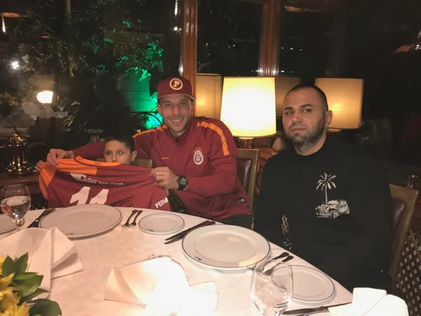 Fenerbahçe’nin eski oyuncusu Gregory Kurtley Van der Wiel’in dolandırılması davasında karar! Mahkeme ünlü menajer Ümit Akbulut’un hapsine hükmetti