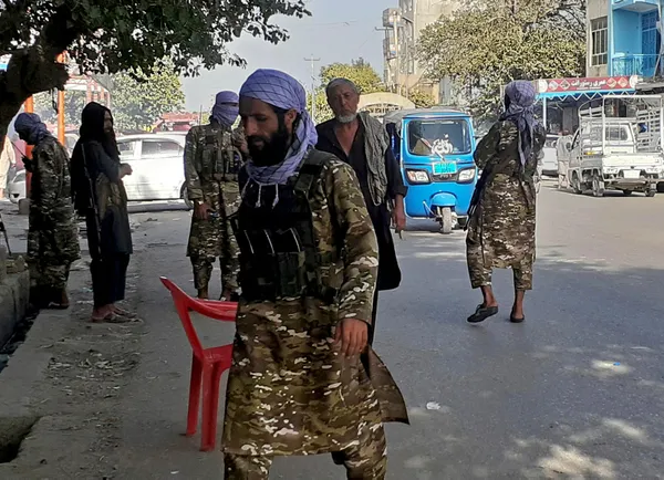 Taliban Afganistan'da bir kenti daha ele geçirdi - 1