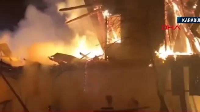 Karabük'te 2 katlı ahşap ev yandı! İtfaiye ekipleri yangını 2 saatlik çalışma ile kontrol altına aldı