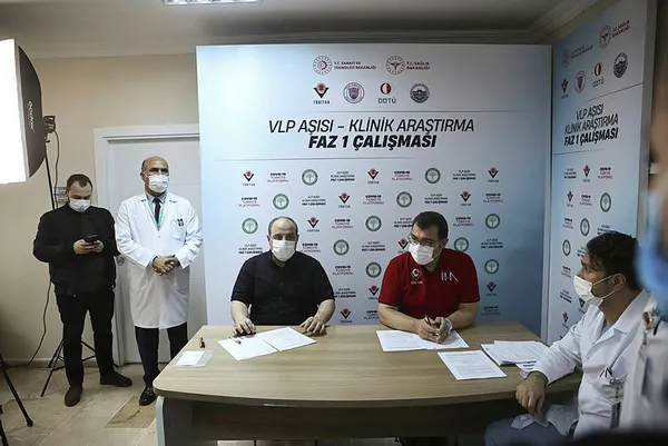 Bakan Mustafa Varank, VLP temelli Covid-19 aşısı yaptırdı