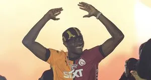 Galatasaray’da peri masalı sona eriyor: Victor Osimhen 3 yıllık imzayı atacak