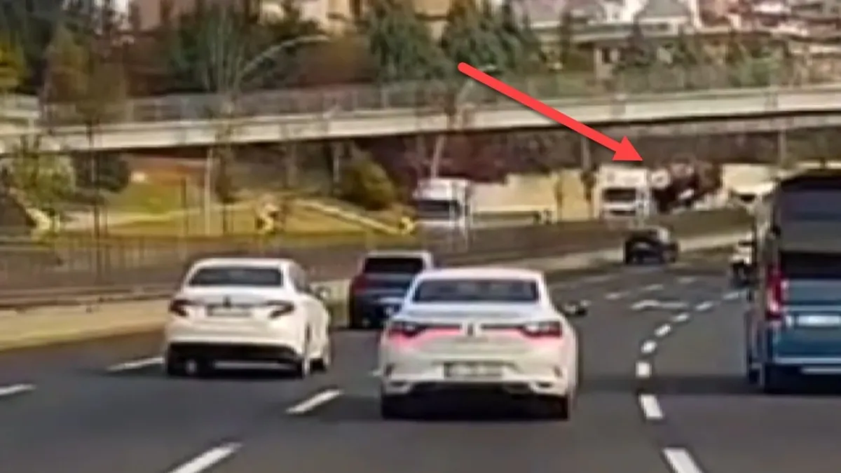 Seyir halindeki trın dorsesi böyle devrildi