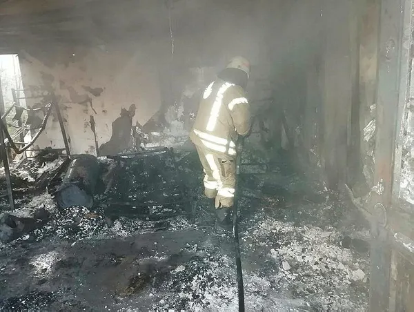 iscilerin-kaldigi-konteynerde-yangin-faciasi-olu-ve-yaralilar-var-1705304479093.jpeg İşçilerin kaldığı konteynerde yangın faciası! Ölü ve yaralılar var - 2