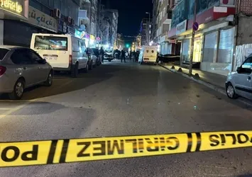 Küçükçekmece'de korku dolu anlar! Silahlı saldırıda olayla alakası olmayan 1 kişi öldü
