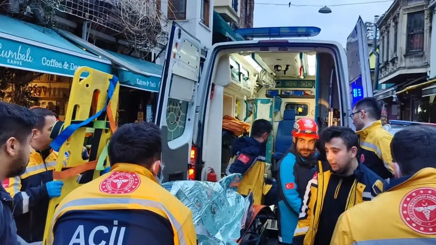 Fatih'te apartmanda çıkan yangında 1 kişi öldü, 6 kişi yaralandı - 1