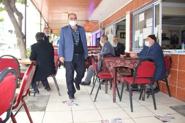 Macron’un fotoğrafına basıp çay içiyorlar