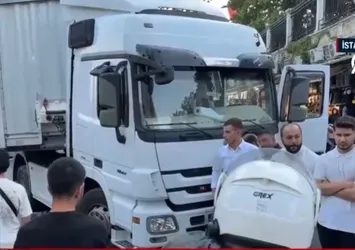 Fatih'te kaza yapan TIR yolu kapattı