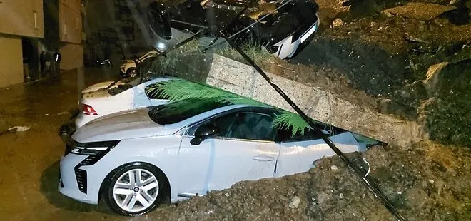 Samsun'da kuvvetli sağanak! İstinat duvarı araçların üzerine devrildi