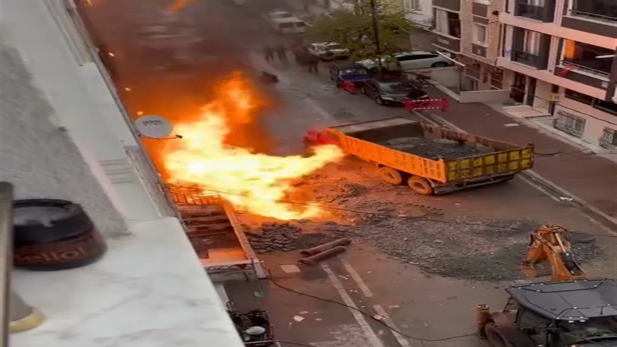 Esenyurt'ta doğal gaz patlaması! 4 katlı binanın önünde korku dolu anlar | Patlamanın nedeni İSKİ mi?