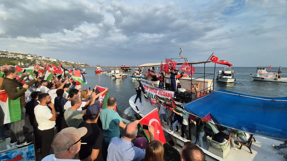 Tekirdağlı balıkçılar Sumud filosuna destek için denize açıldı! Teknelerini Türk ve Filistin bayrakları ile süslediler