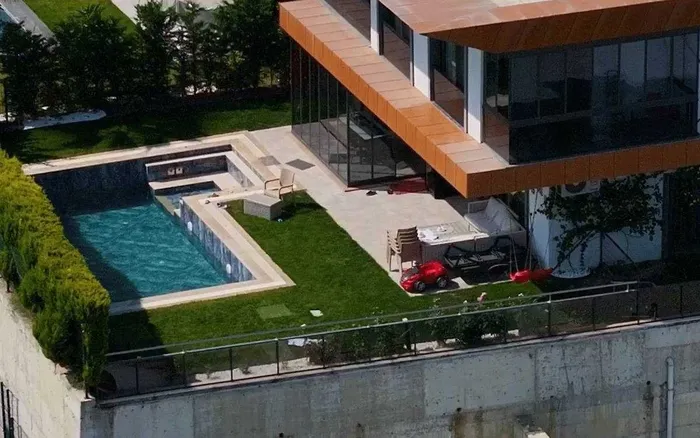 ferdi-zeyrekin-olumune-iliskin-yeni-bilirkisi-raporu-1758956220116.jpeg Ferdi Zeyrek'in hayatını kaybettiği site