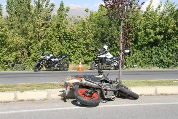 Erzincan’da motosiklet yayaya çarptı: 2 kişi ağır yaralandı - 2