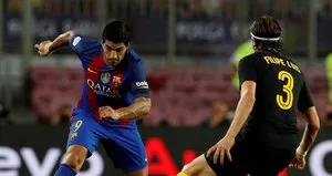 Suarez, Filipe Luis’in ayağını delmiş