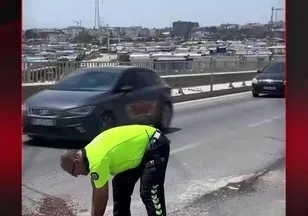 KAZA OLMASIN DİYE ELLERİYLE KUM TAŞIDI