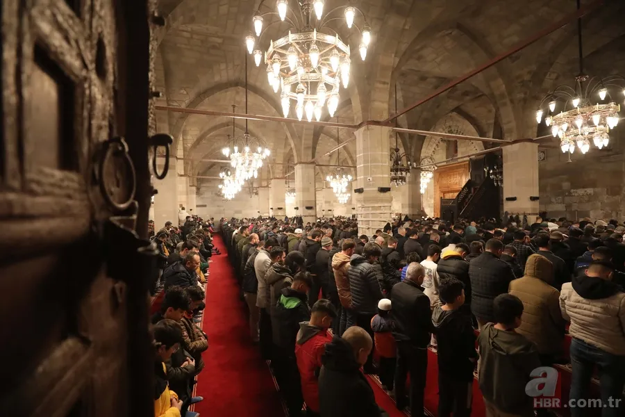 Tüm Türkiye depremde vefat edenler için ellerini semaya kaldırdı 13