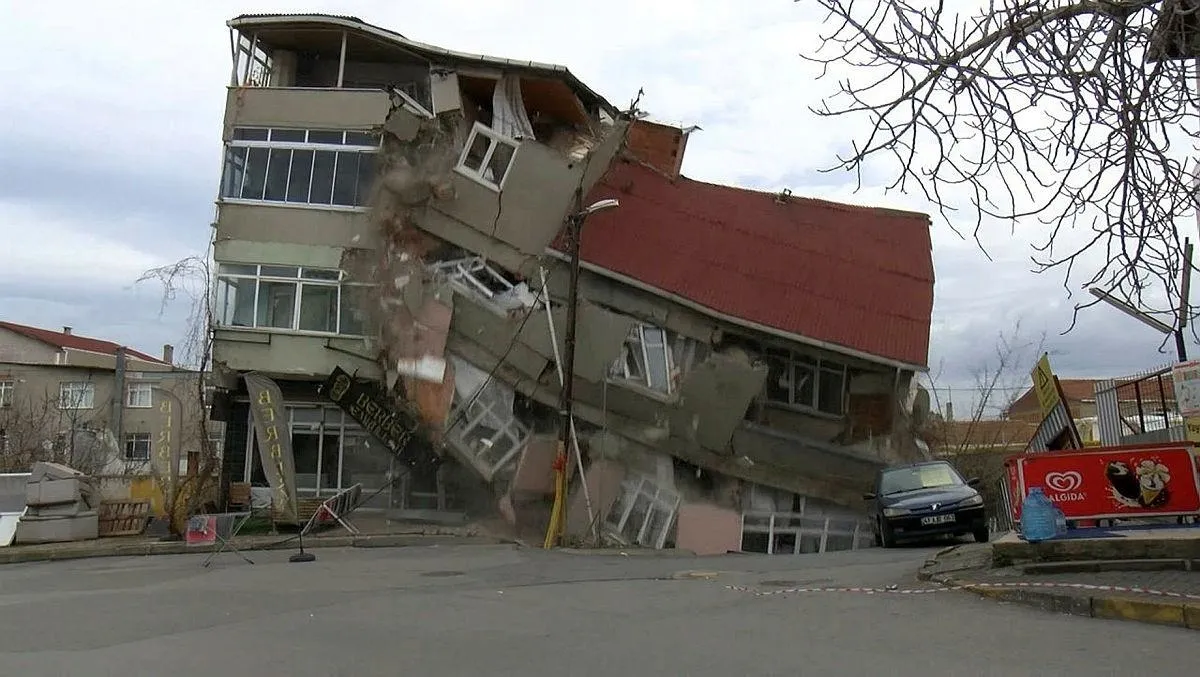 Ümraniye'de metro inşaatı sırasında önce yol ardından bina çöktü! Cadde trafiğe kapatıldı