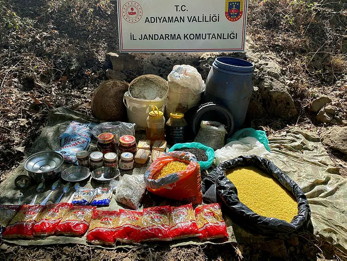 adiyamanda-pkkli-teroristlere-ait-yasam-malzemeleri-ele-gecirildi-1662474708575.jpg Adıyaman'da PKK'lı teröristlere ait yaşam malzemeleri ele geçirildi - 1
