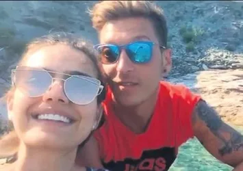 Dünya Mesut Özil ile Amine Gülşe'yi konuşuyor