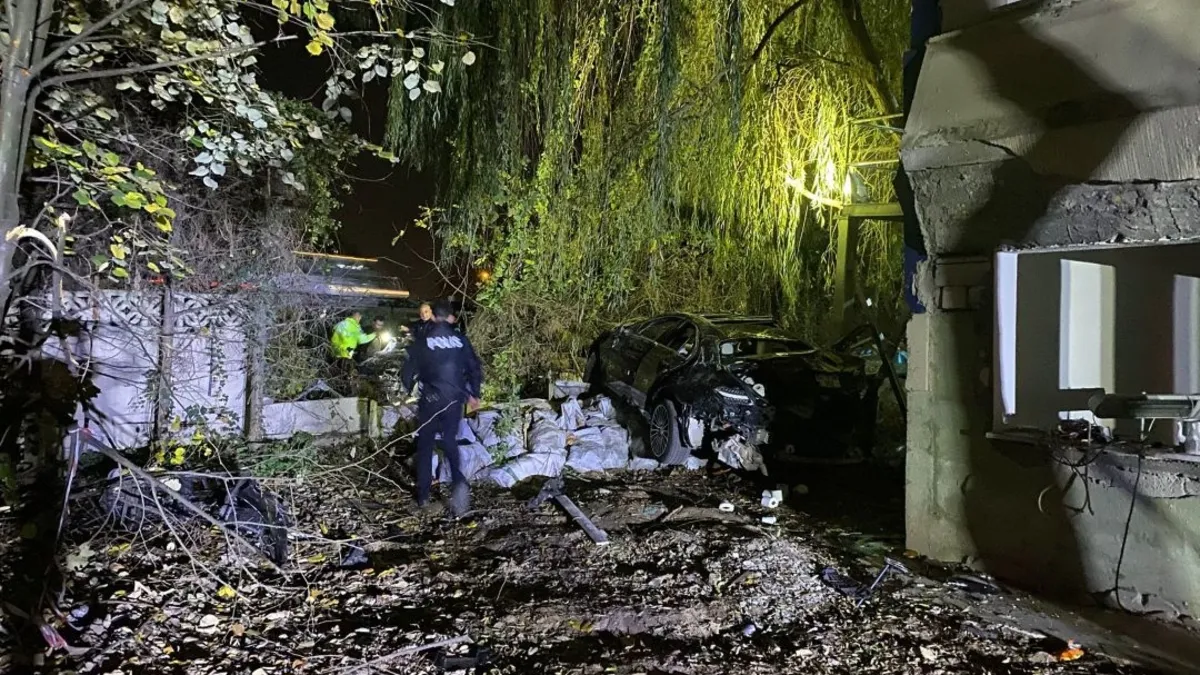 Köprü üstünde kaza! Otomobil bahçeye uçtu: 1 ölü 3 yaralı