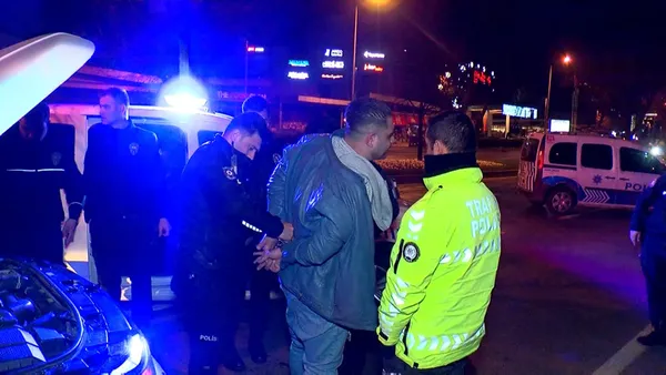 alkollu-surucu-trafik-polislerinin-uzerine-arac-surdu-1641352667214.jpg Alkollü sürücü trafik polislerinin üzerine araç sürdü! - 1