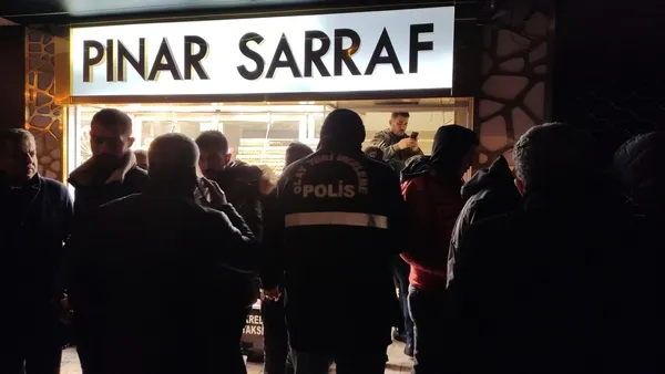 sarrafin-bogazindan-bicaklandigi-goruntuler-kan-dondurmustu-110-gunluk-yasam-savasini-kaybetti-1656506903576.jpg Sarrafın boğazından bıçaklandığı görüntüler kan dondurmuştu! 110 günlük yaşam savaşını kaybetti - 1