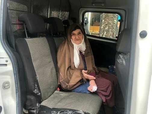 Manisa’da polis ekipleri, 85 yaşındaki kadını maaş çekmeye götürdü - 1