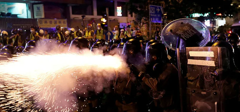 Hong Kong'da sokaklar karıştı!