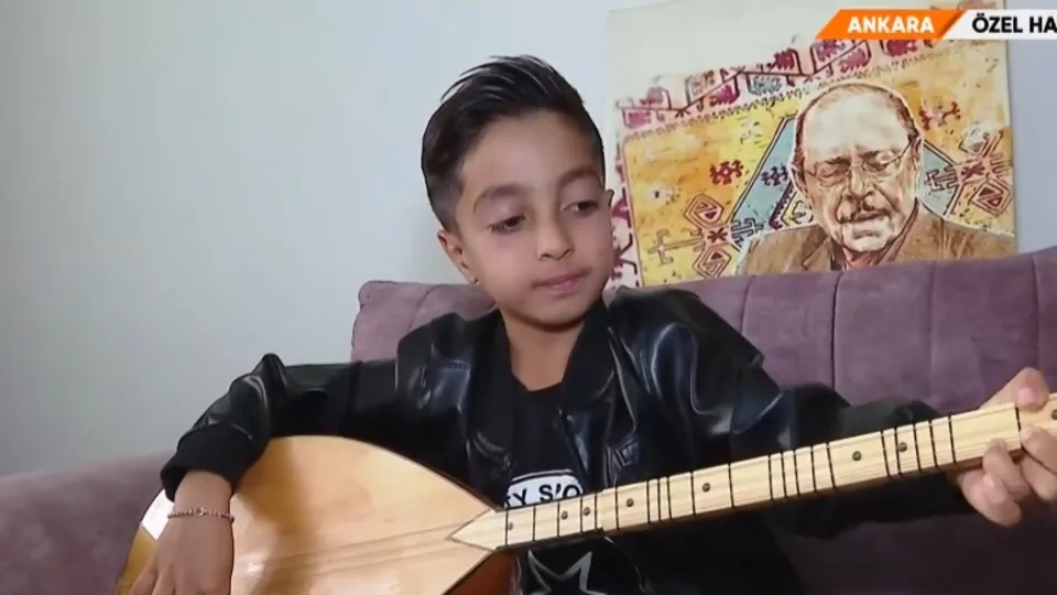 Sazı boyundan büyük! Dinleyenler ona hayran...