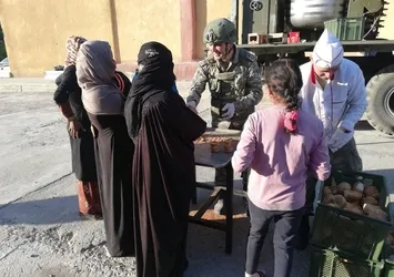 Mehmetçik, Tel Abyad ve Rasulayn'da kandil simidi dağıttı