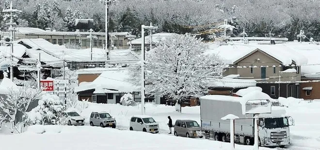 Japonya’da yoğun kar yağışı! Hava ve demir yolu trafiği aksadı