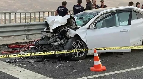 1661188145573.jpg Batman'da feci kaza! 4 kişi hayatını kaybetti! Kamyonun altına giren otomobil kağıt gibi ezildi - 2