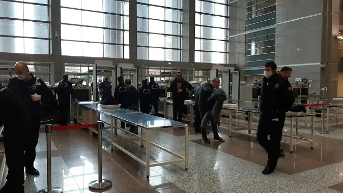 İstanbul Adalet Sarayı'na girenlerin ateşi ölçülmeye başlandı - 1